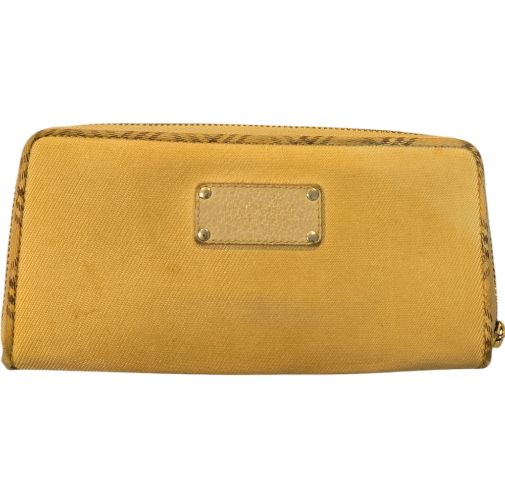 Burberry pre loved wallet - used condition needs cleaning